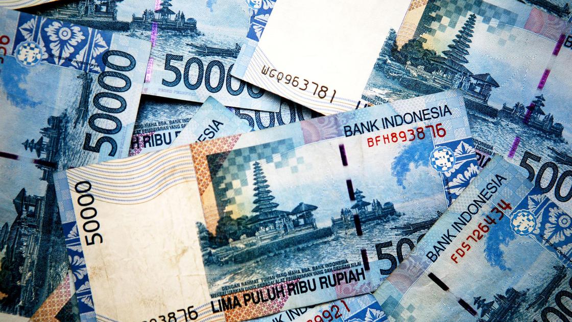 Индонезийская рупия банкноты лежат на столе
