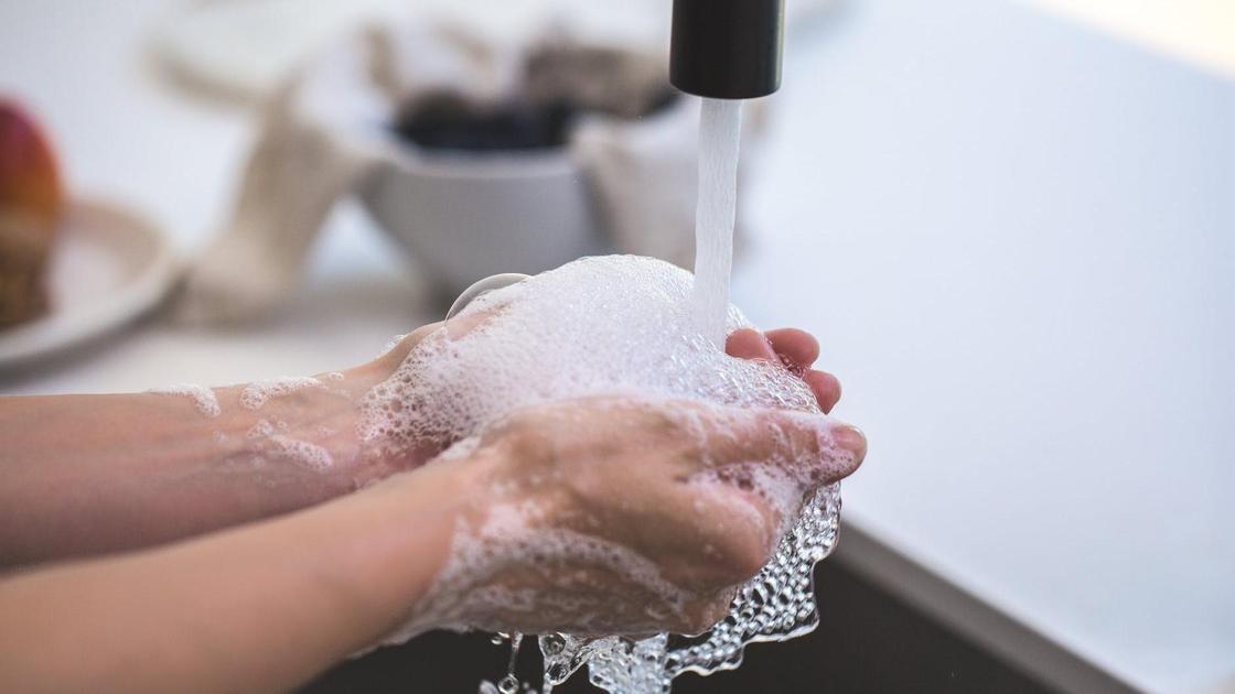 Мытье рук из-под крана