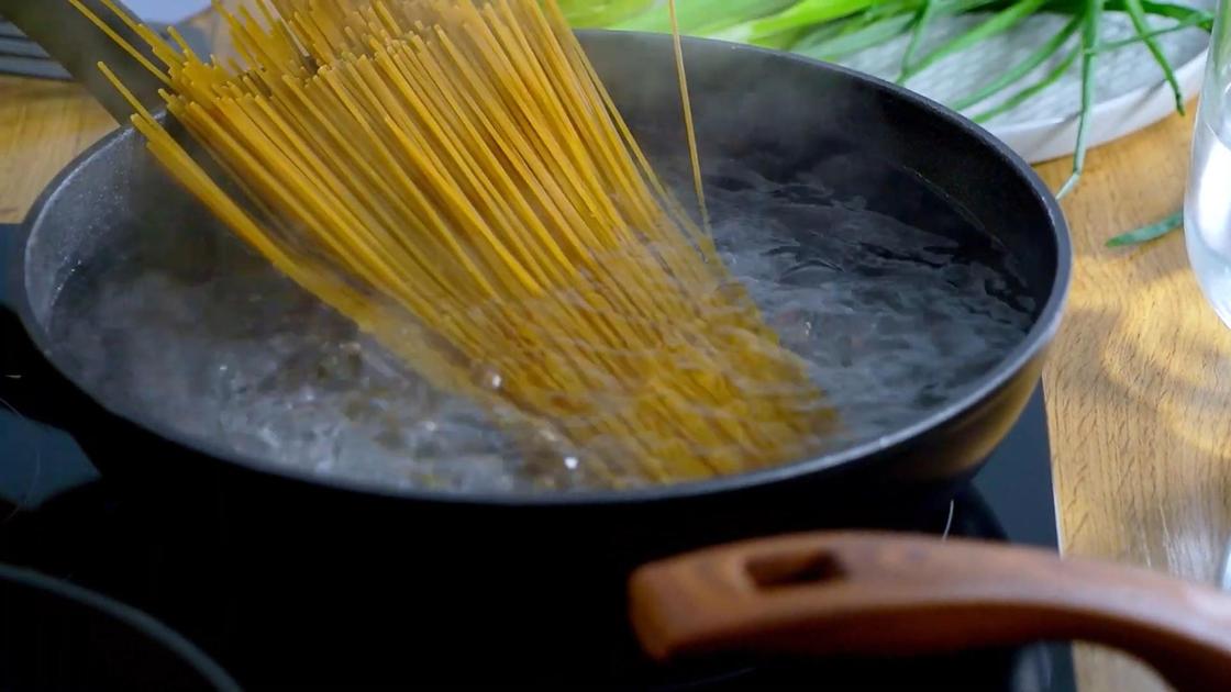 Спагетти в кастрюле с кипящей водой