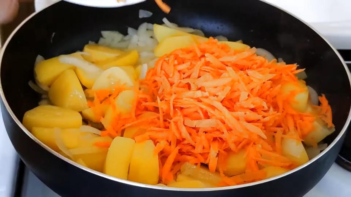 Тертая морковь на сковороде с луком и картофелем