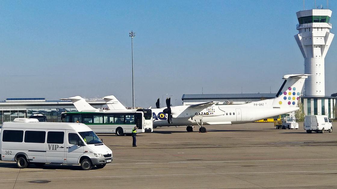 Самолеты и машины стоят в аэропорту Нур-Султана
