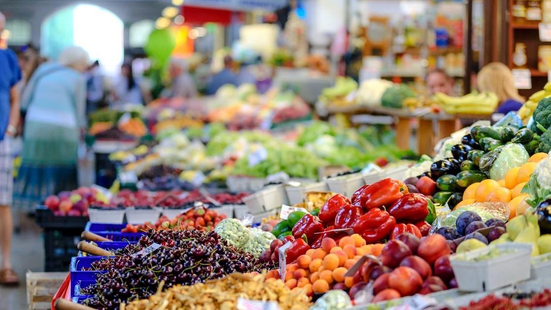 Фрукты и овощи лежат на прилавках на рынке