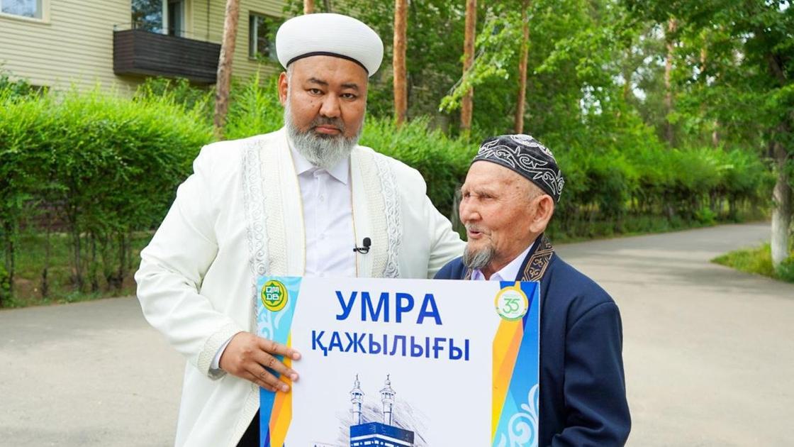 Жолдас Қоспақұлы ақсақал Сағадат Жұмабаевқа қажылыққа жолдама сыйлауда