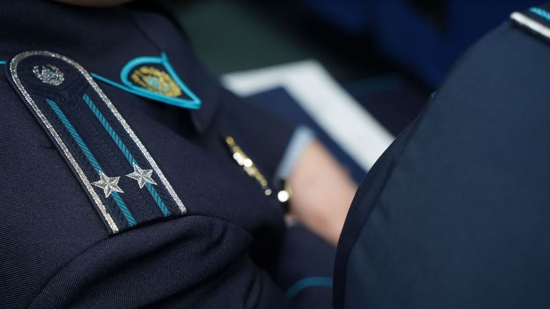 полиция қызметкері