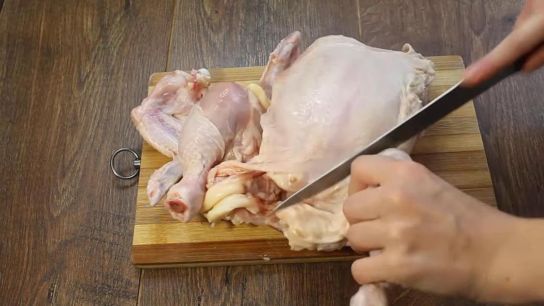 Разделка курицы на деревянной доске