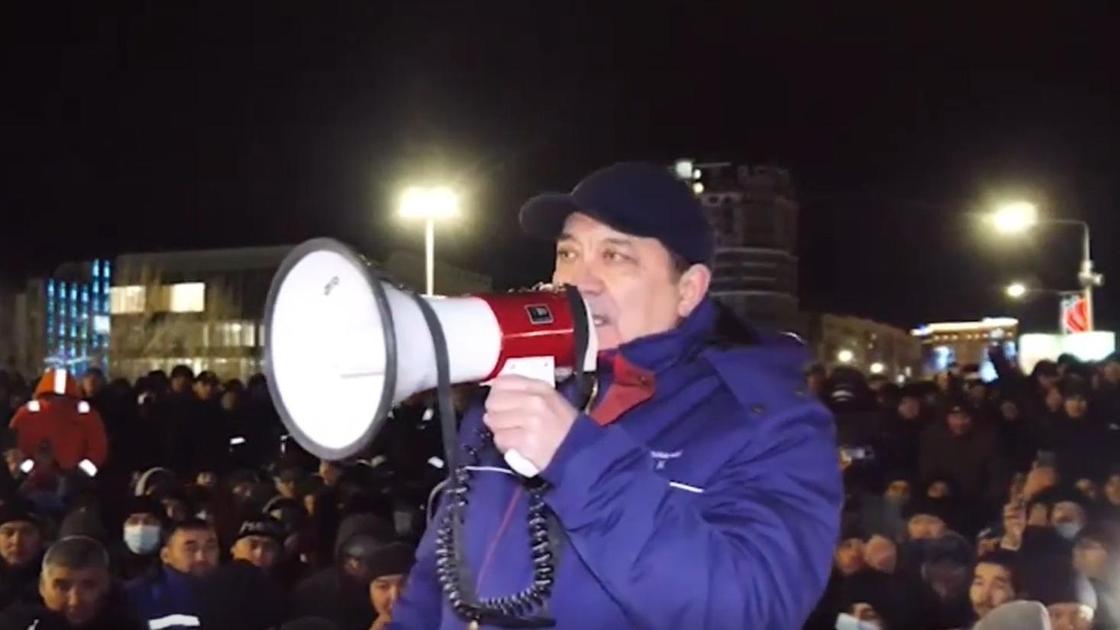 Нурлан Ногаев на площади в Актау