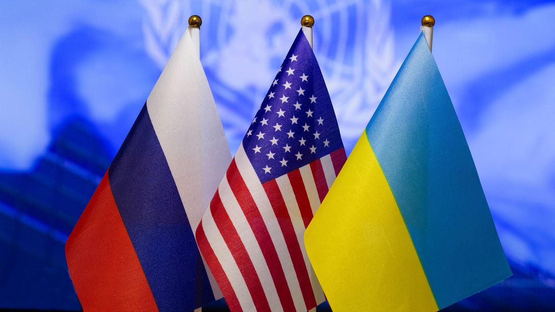 Флаги России, США и Украины