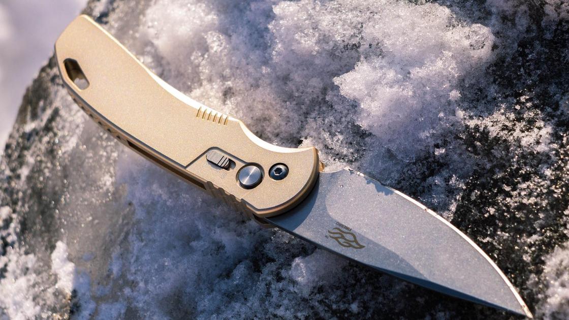 Нож лежит на снегу