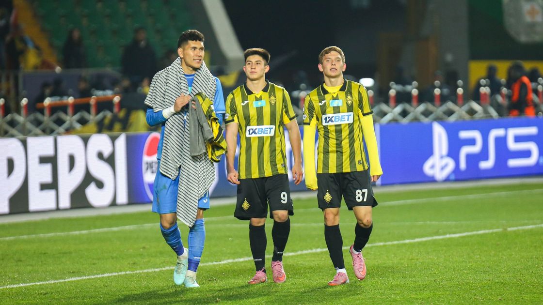 Казахстанские футболисты Темирлан Анарбеков, Дастан Сатпаев и Азамат Туякбаев (слева направо)