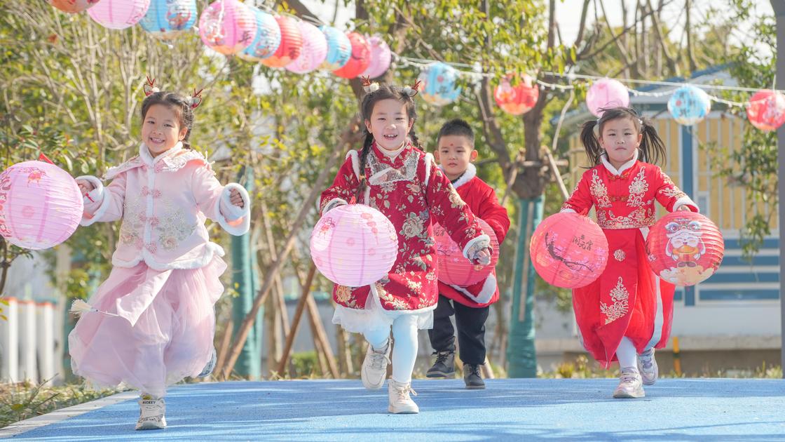 Дети бегут в национальных китайских костюмах