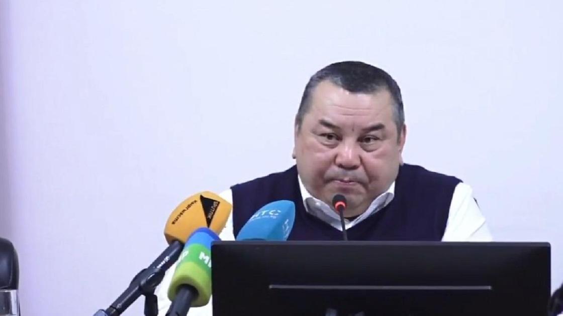 Балбак Тулобаев перед микрофонами и компьютером