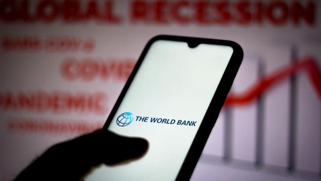 Логотип Всемирного банка высвечивается на экране смартфона