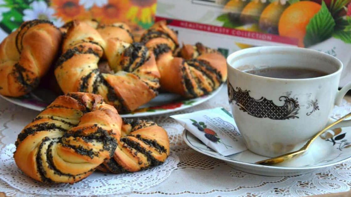 булочки с маком и чашка кофе