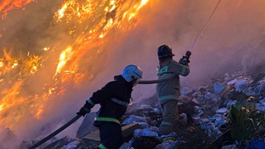 Пожар на мусорном полигоне в Астане