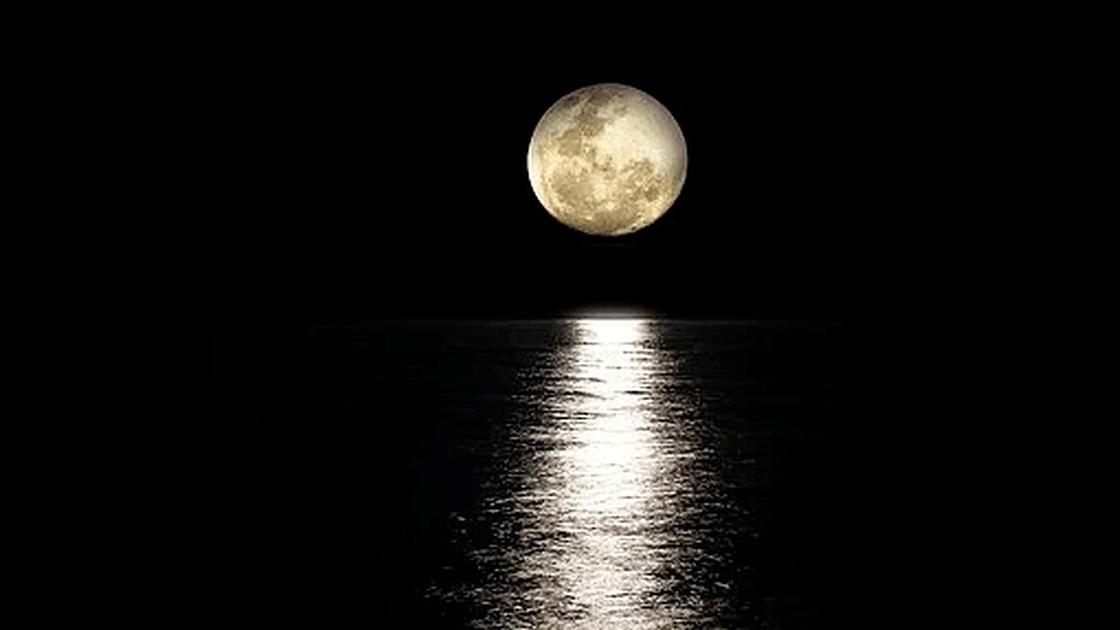 Луна над водой