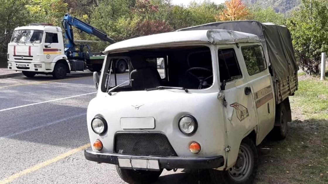 Автомобиль упал на бок
