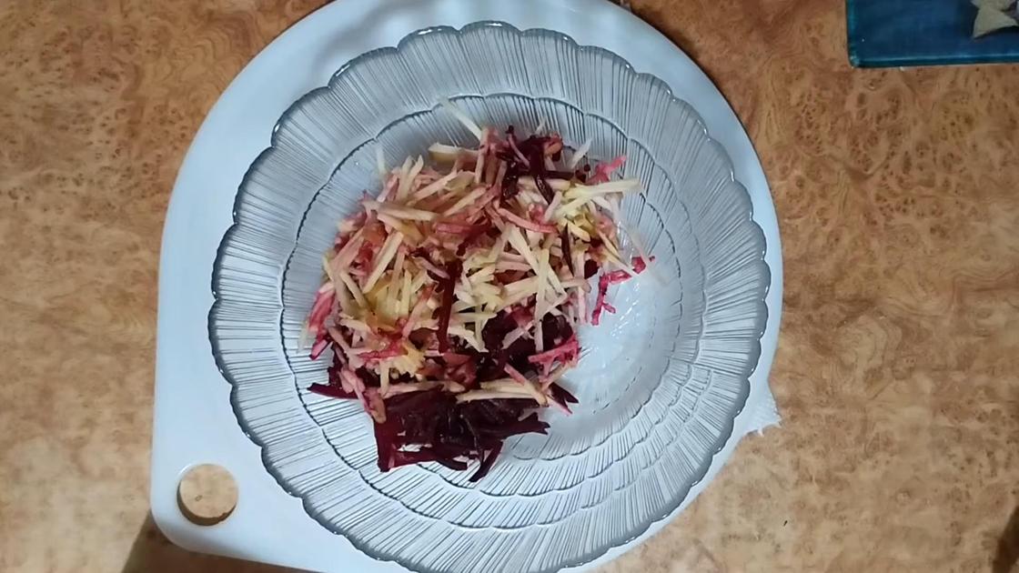 Рецепт: Салат из свеклы - с жареным луком