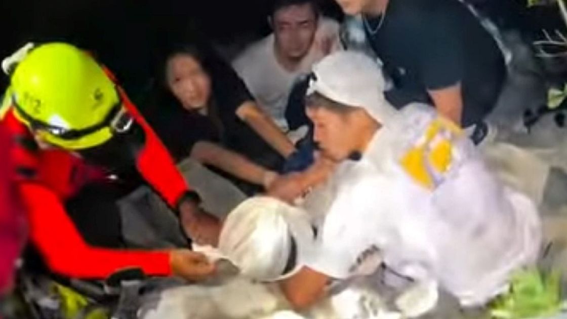 Спасатели оказывают помощь пострадавшему