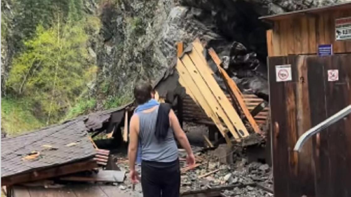 Мужчина смотрит на последствия камнепада