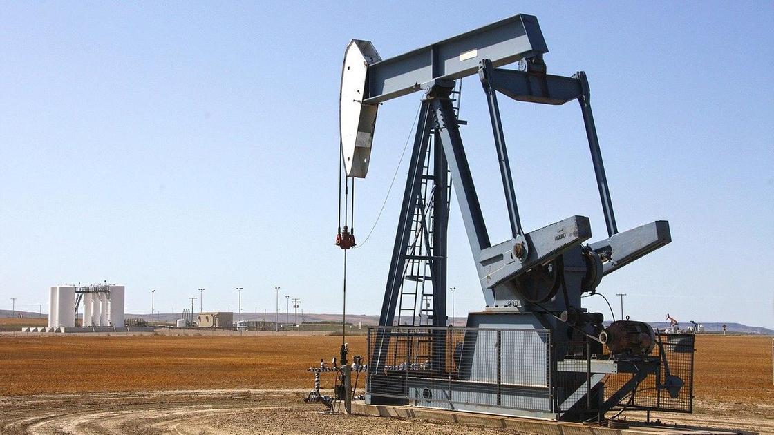 Нефтяная вышка в поле