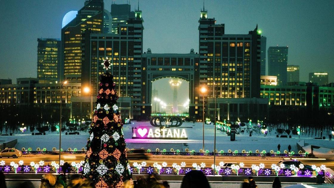 Елка перед "Хан-Шатыром" в Нур-Султане