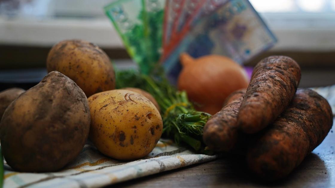 Картофель, лук, зелень и морковь с деньгами