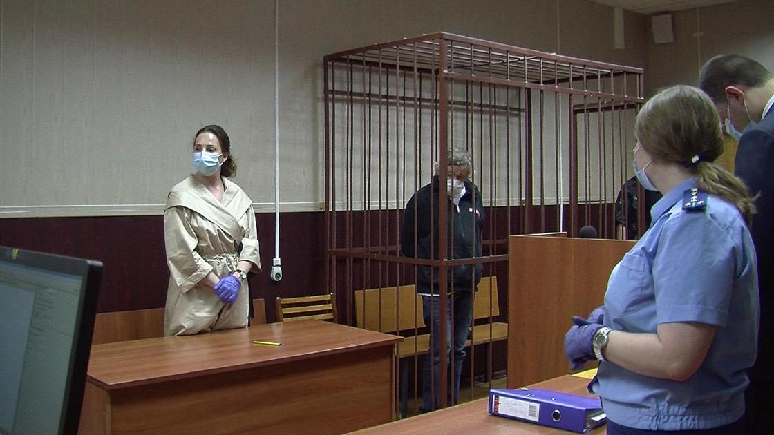 Зал суда, Михаил Ефремов за решеткой в маске