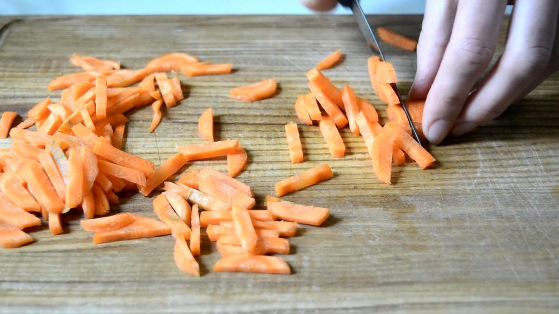Нарезка моркови соломкой на разделочной доске