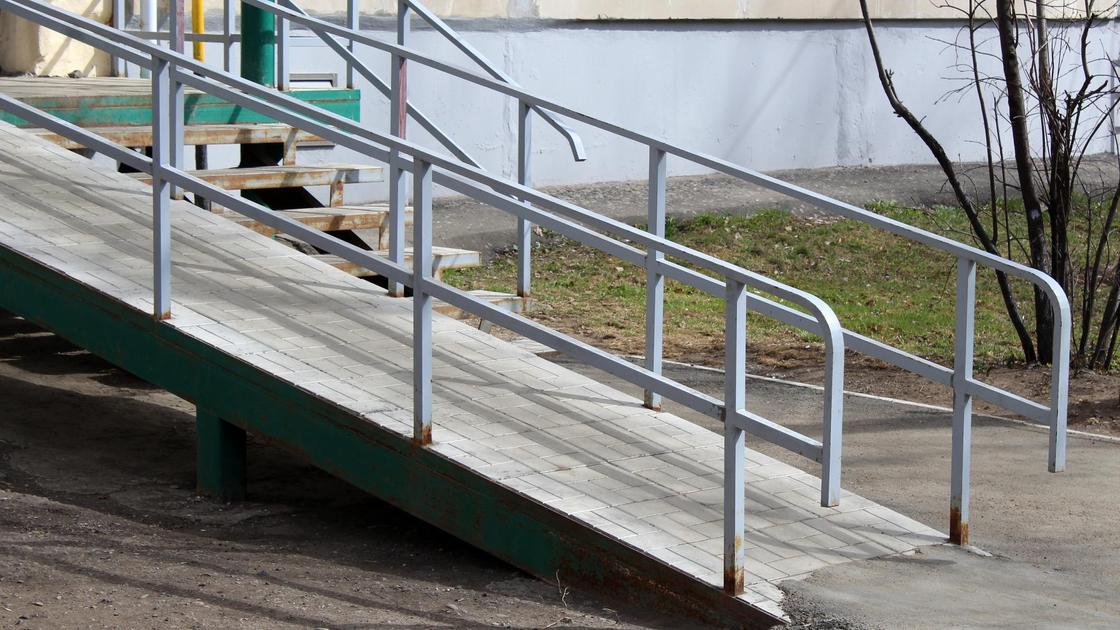 Пандус для инвалидов-колясочников