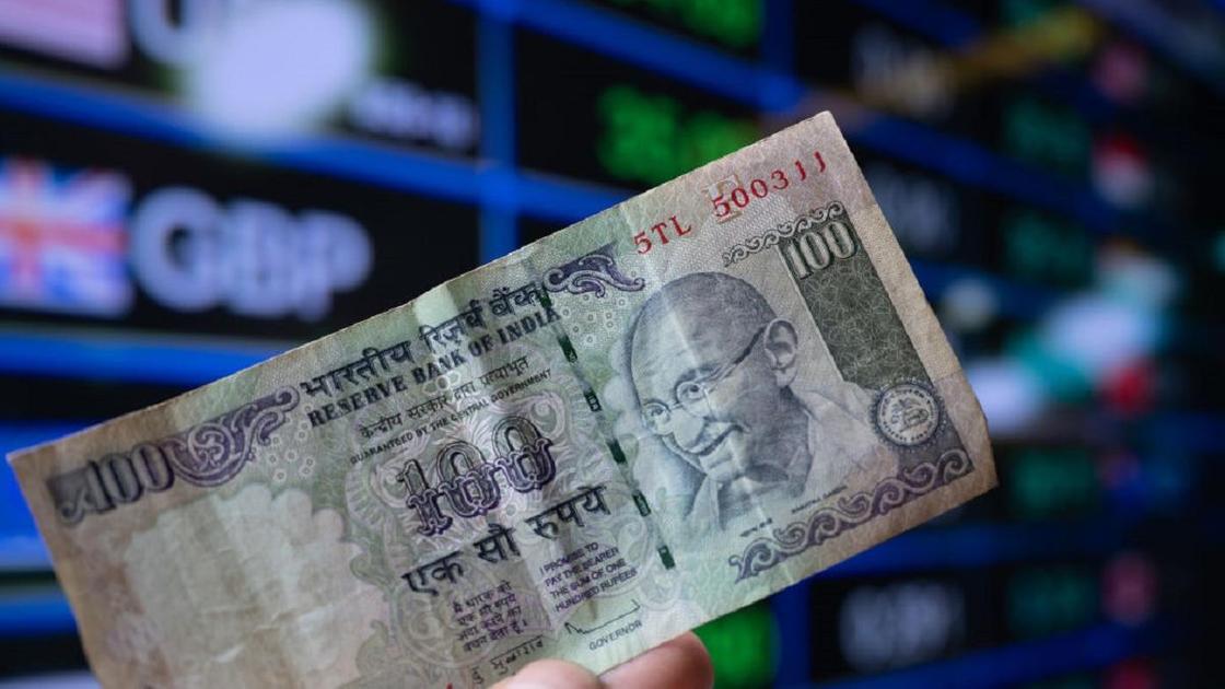 Индийская рупия на фоне курса валют