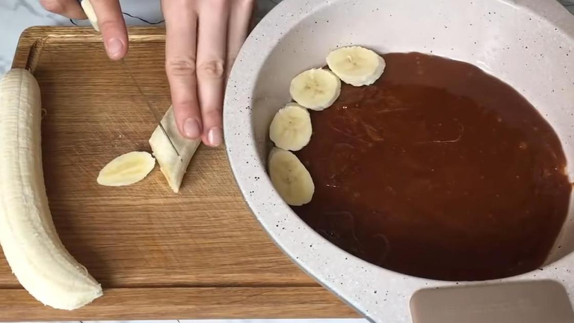 Нарезка банана и его выкладывание на карамель