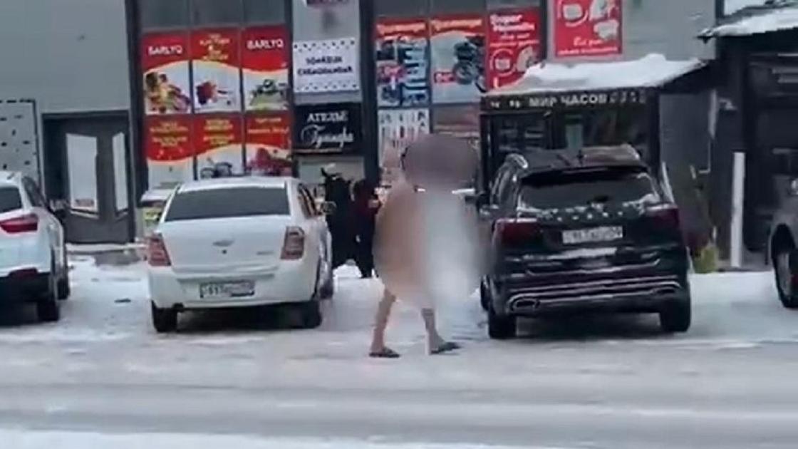 Голый мужчина идет по улице в Жезказгане