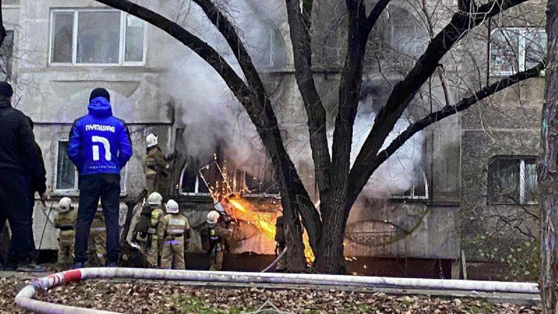 Пожарные тушат пожар