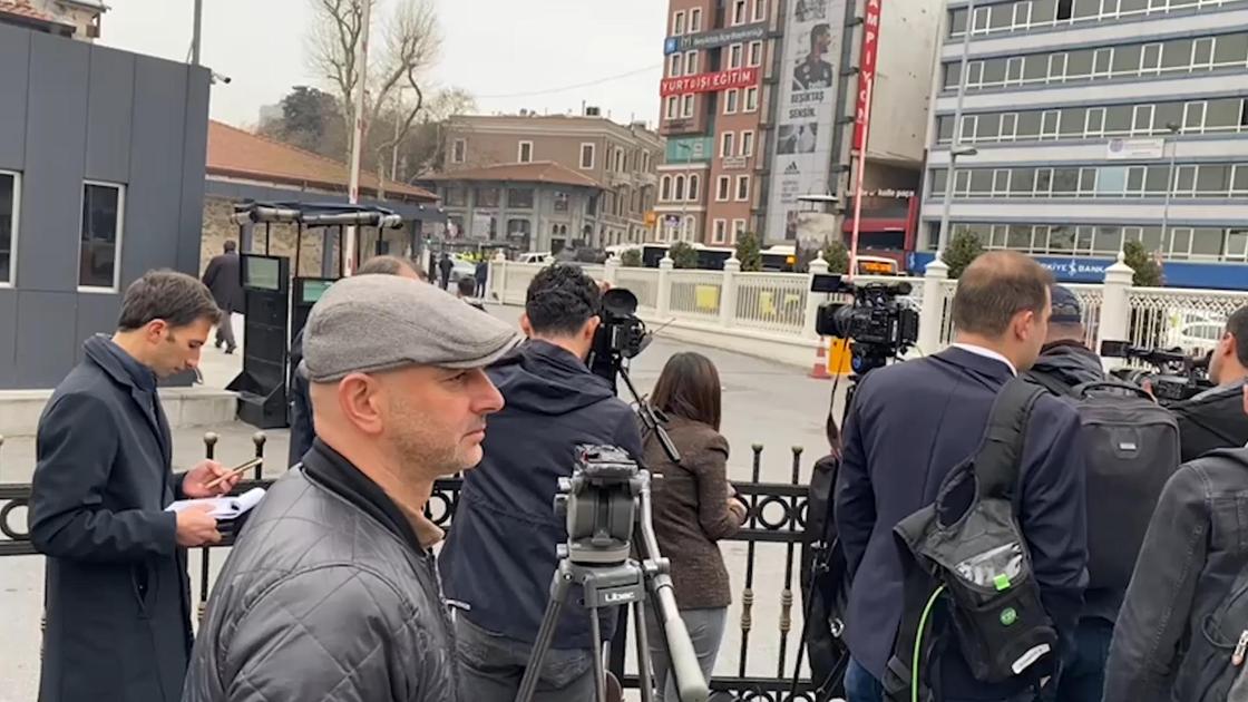 Журналисты ожидают прибытия делегаций России и Украины