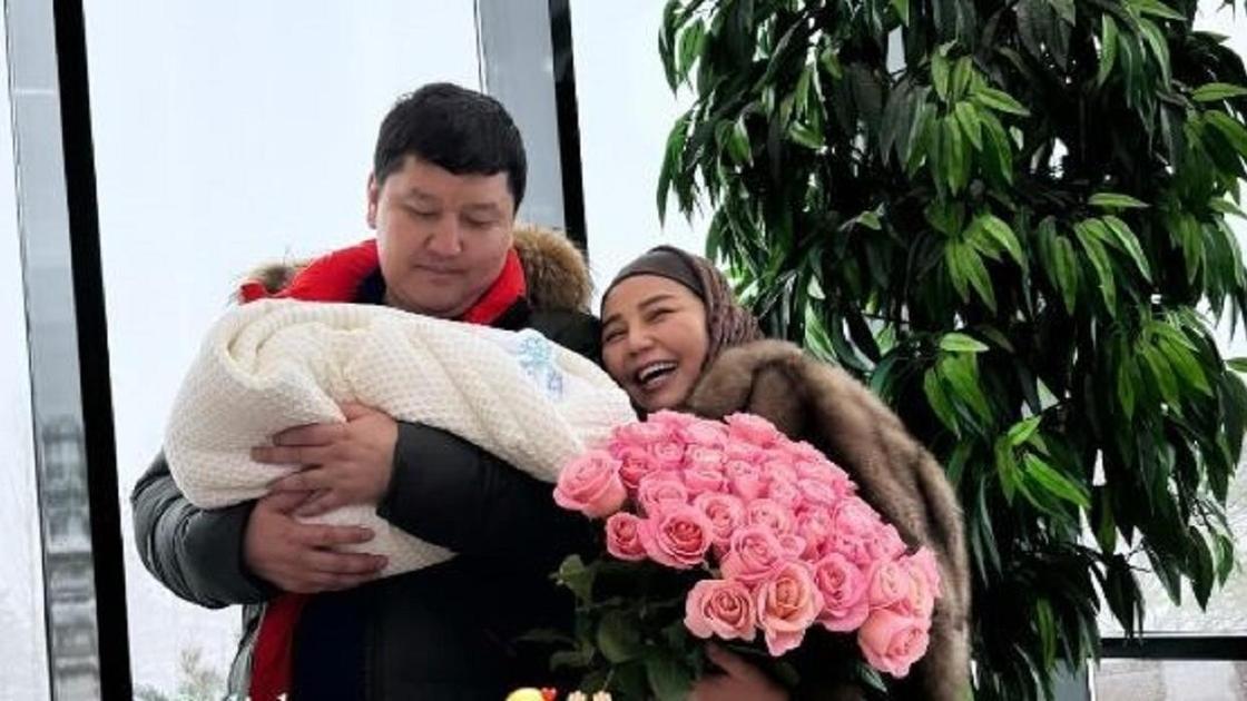 Алтынай Жорабаева с мужем и дочерью