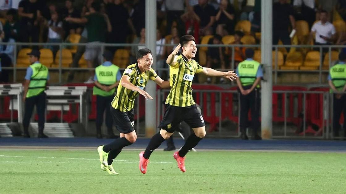 Казахстанские футболисты Еркин Тапалов и Дастан Сатпаев (слева направо)