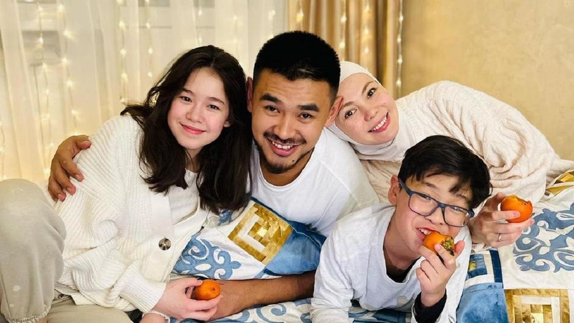 Абай Асылхан и Жанель Макажан с детьми