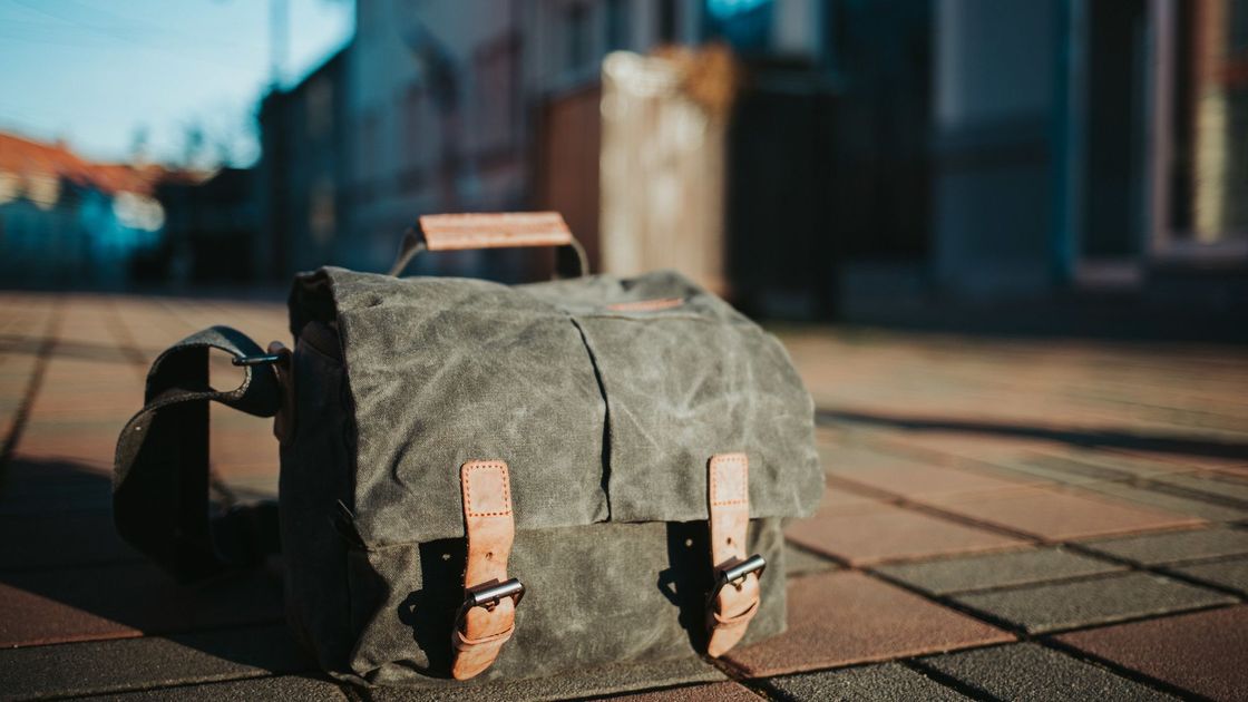 На тротуаре стоит портфель