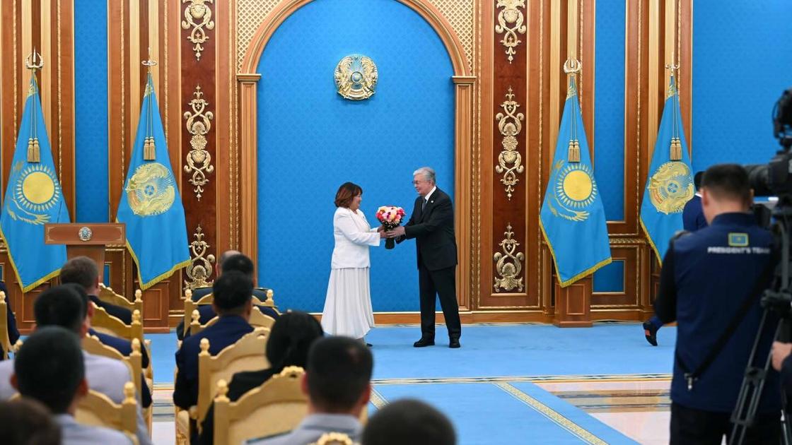 Касым-Жомарт Токаев вручает цветы женщине