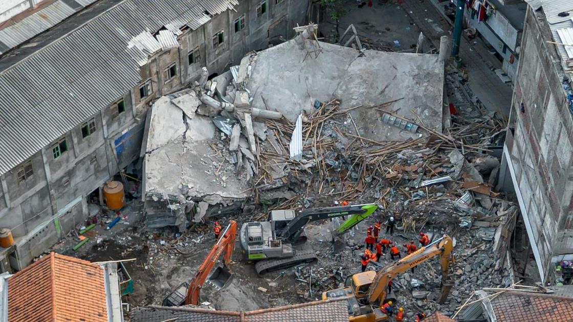 Место обрушения школы в Индонезии