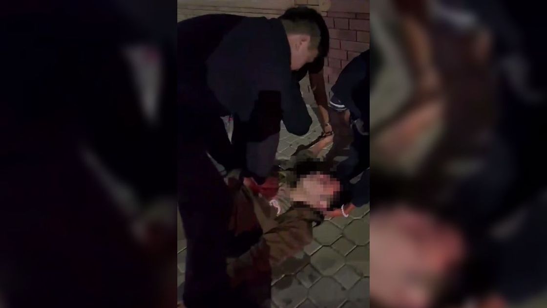 Полицейский реанимирует парня