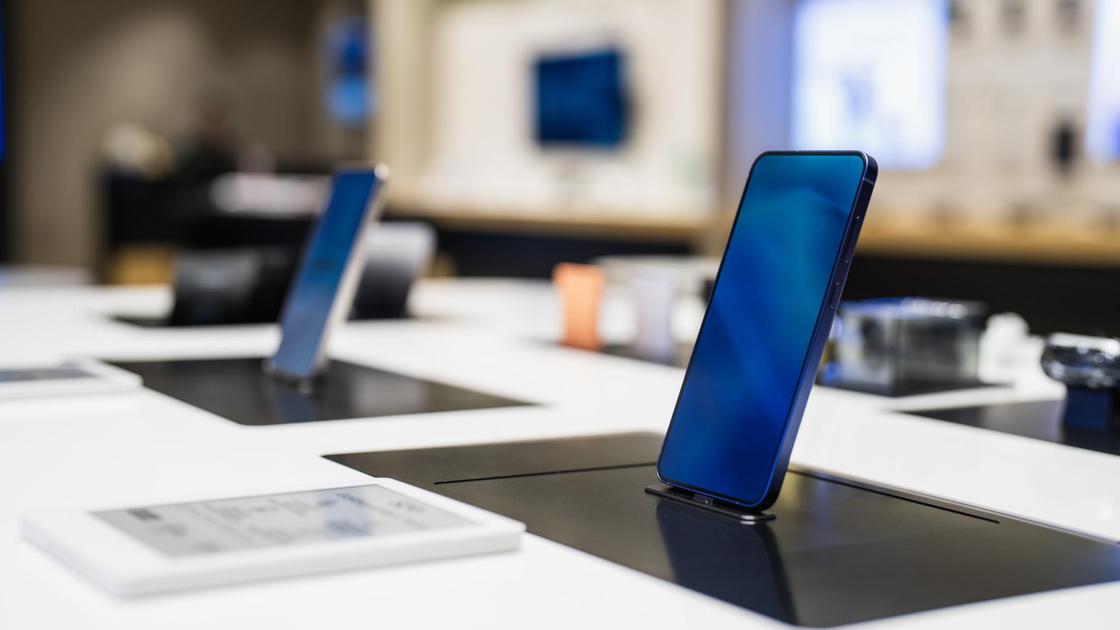 Смартфоны на витрине