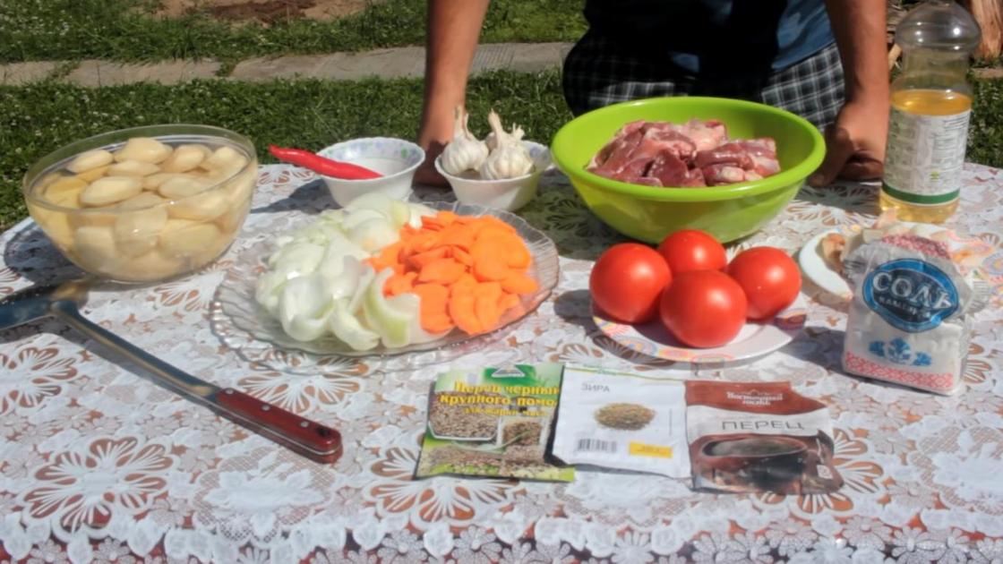 Продукты: овощи, мясо и приправы на столе