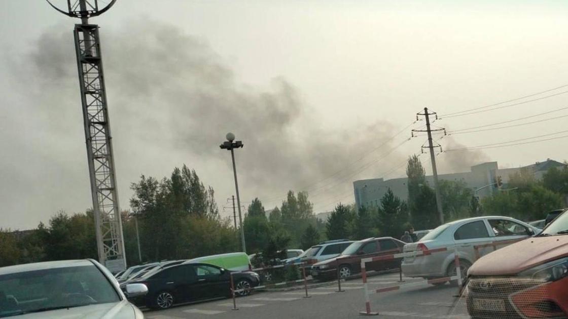 Столб дыма от пожара в бывшем здании ресторана в Нур-Султане