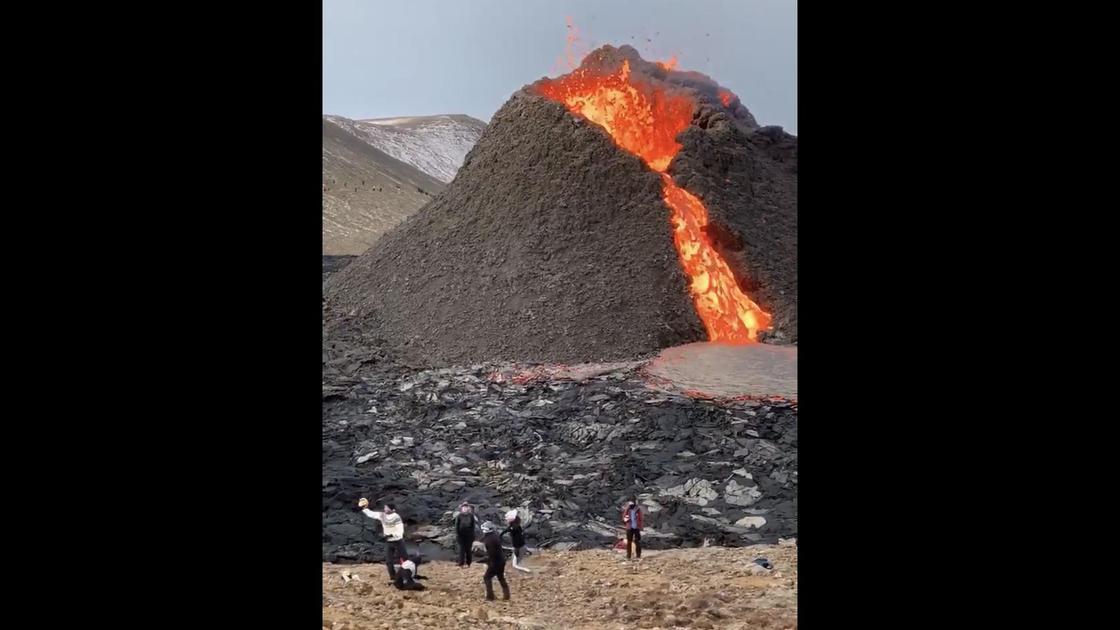 Исландцы играют в волейбол