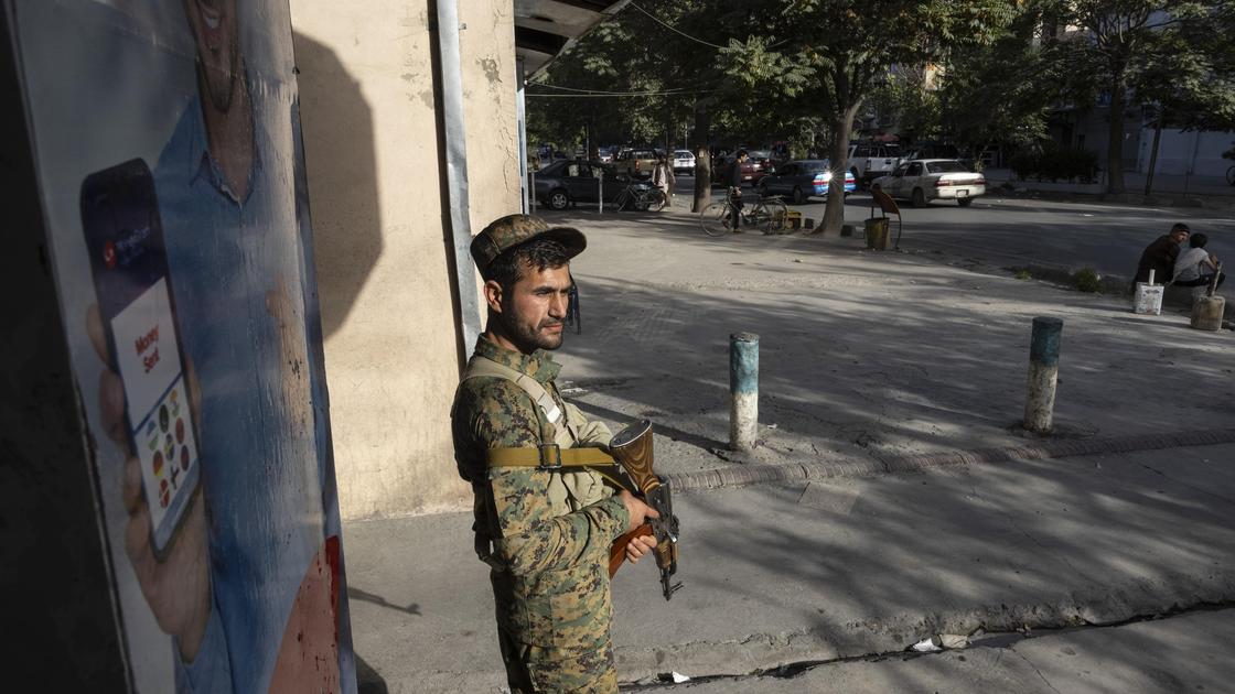 Полицейский в Кабуле за несколько дней до прихода талибов