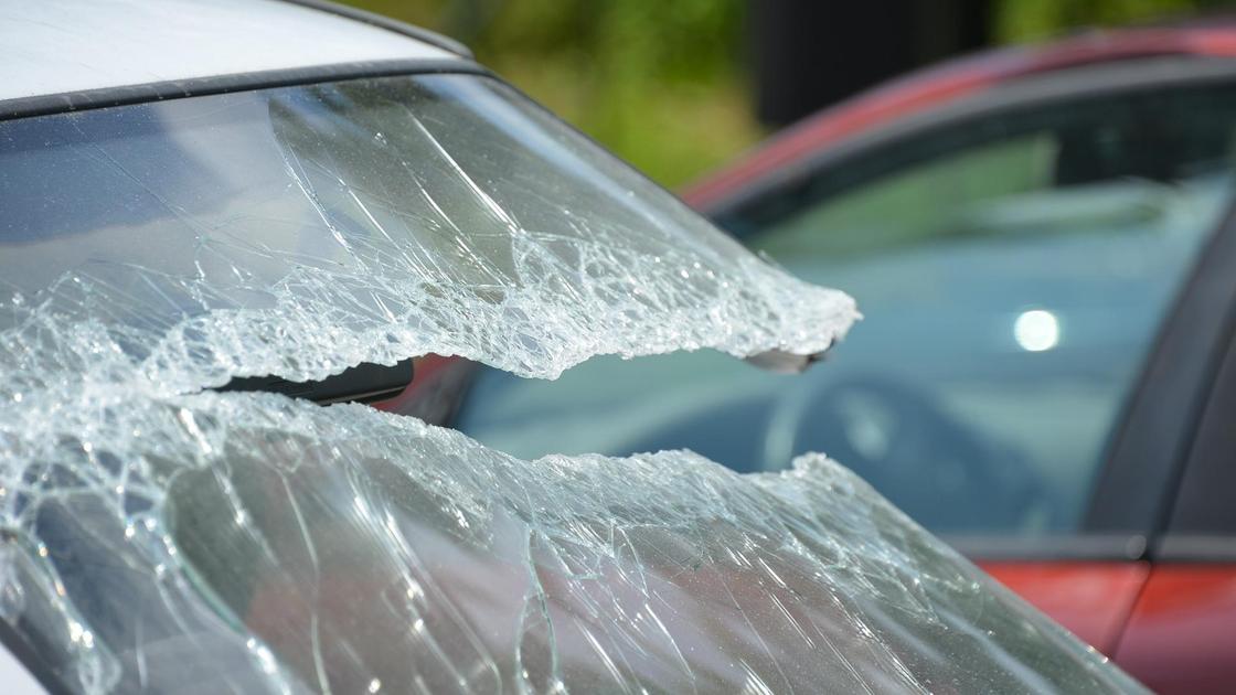 Разбилось лобовое стекло автомобиля