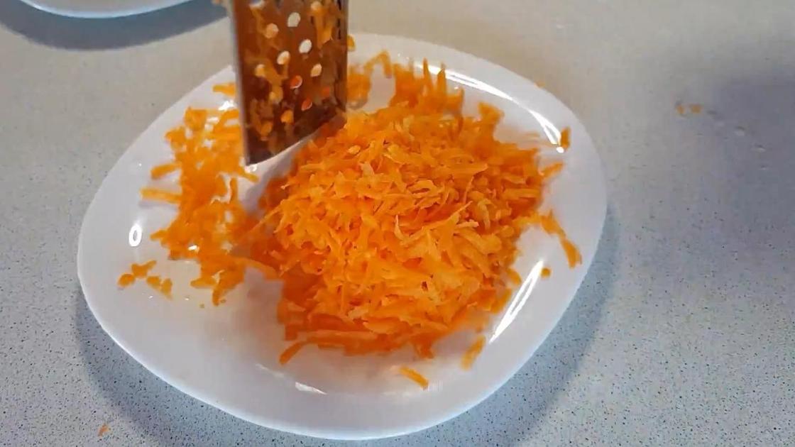 Натертая для борща морковь