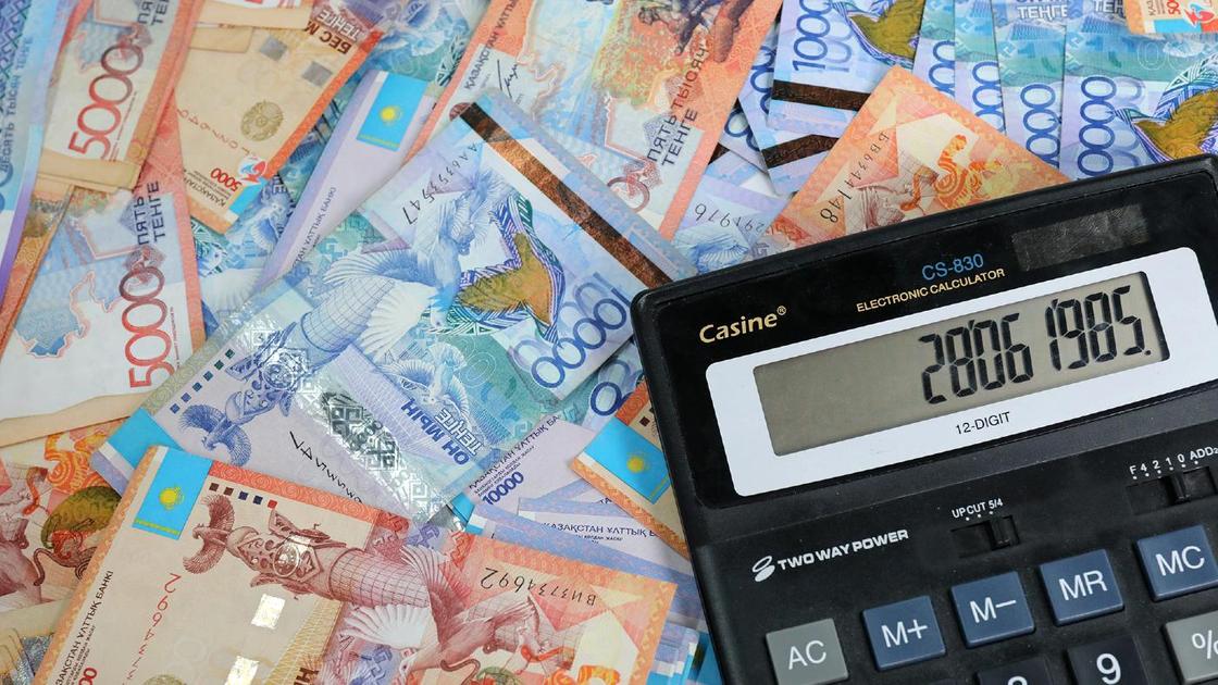 Национальная валюта Казахстана и лежащий рядом калькулятор