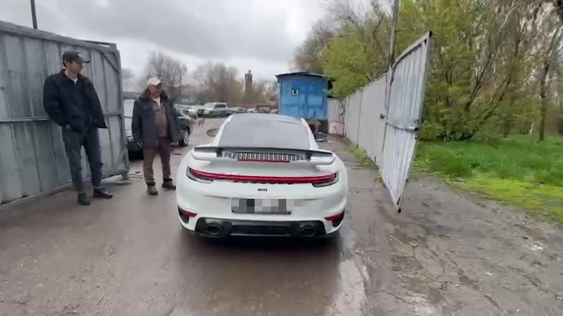 Porsche заезжает на штрафстоянку